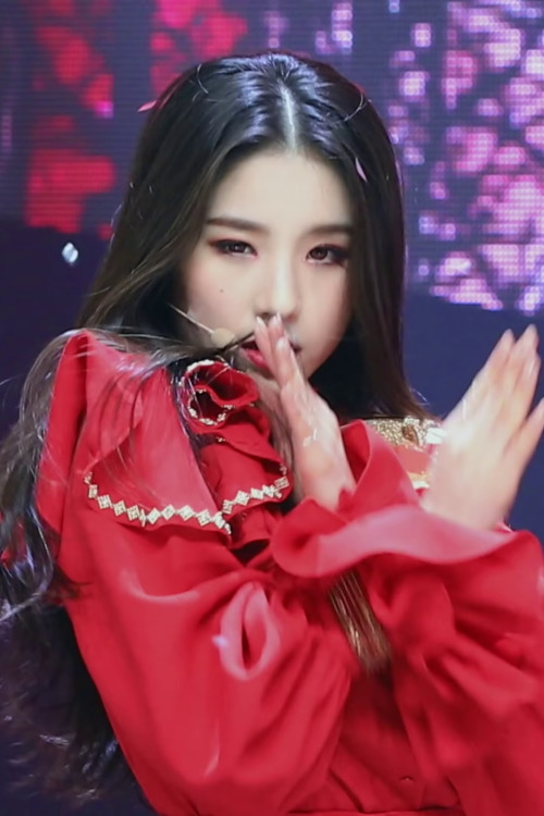 heejin stills from loona’s full moon performance