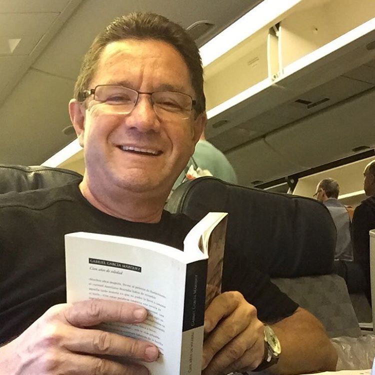 Un buen libro, cinco horas y media de vuelo, un buen vino y estamos en Lima. #camilocruz #lavaca