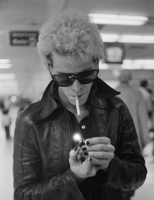 colecciones:Lou Reed at the San Francisco airport in November 1974. Photo by Michael Zagaris.