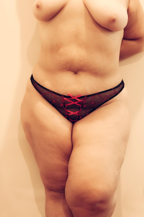 pattmcphatt:  hipsncurvesplus:  Happy Thong Thursday!   Gorgeous 😘