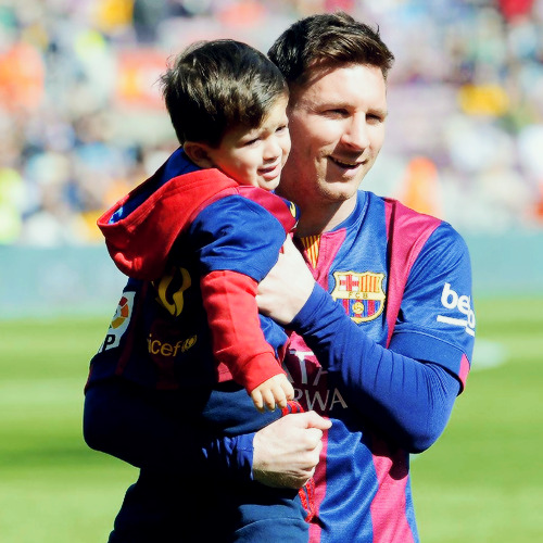 : Lionel Messi and his son Thiago before the match... - neymar jr