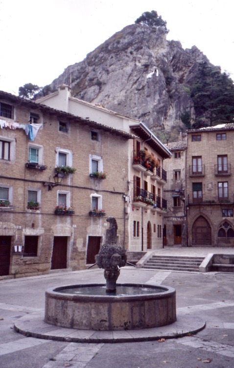Plaza con fuente, Estella - Iturria duen plaza, Lizarra, 1978.