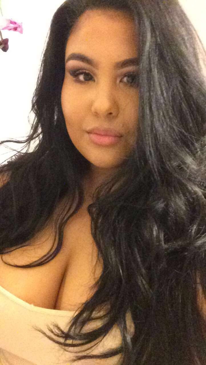 stikyrice:  I rarely smile in pics, so here’s a fake smile