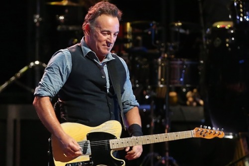 rollingstone:
“ Bruce Springsteen performed the entire Born to Run album in England last night in tribute to James Gandolfini.
”
RIP Mr. Gandolfini