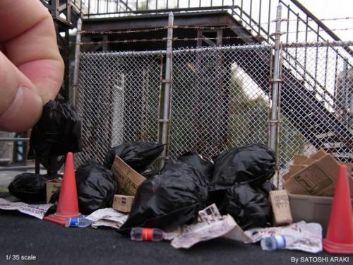 情景師アラーキー/荒木さとし ‏@arakichi1969   【Myジオラマ作品】 1/35スケールのゴミ捨て場のジオラマ。 黒ビニール袋はペラペラの小さな買物袋を小さくカットして
