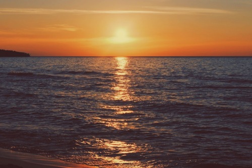 jessicakwilliamsphoto:Sunset on Lake Michigan