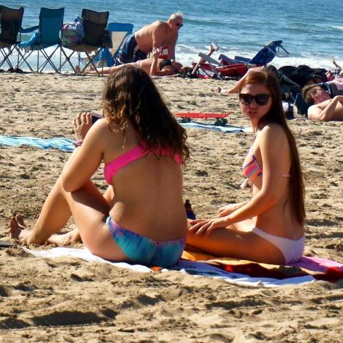 #huntingtonbeach #bikinibabes #beachgirls #bikinigirls #californiagirls #surfcityusa #goldentan #ora