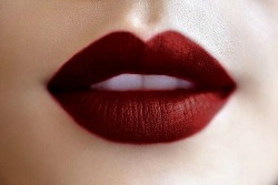 sirsplayground:  secret-paranoia:  ~  I love red lips Sir 