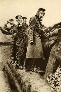 the-world-wars:  German soldiers wearing