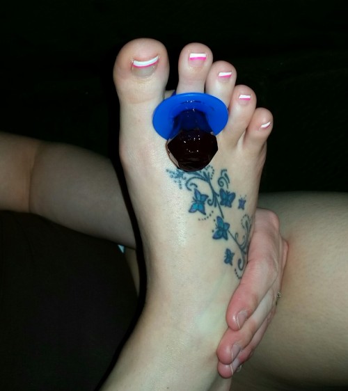 wvfootfetish: mytalentedtoes: Happy 500+ Followers!!Would suck the hell out of this toe ring lol