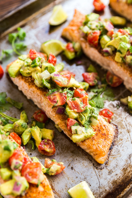 daily-deliciousness:  Chili lime baked salmon with chunky avocado salsa