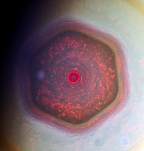 plunetzero:spacewonder19:  Saturn’s North Pole © Cassini   Something is in the centre of that. 