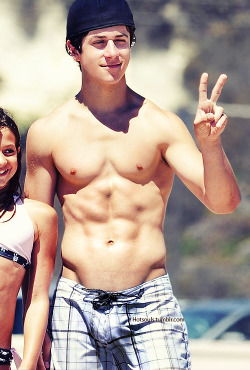 hotsouls:  Disney’s David Henrie’s big bulge 