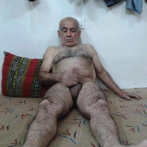 Kadınların bayıldığı bi tip hem göbekli hem killi hemde olgun