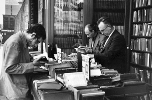 newyorkthegoldenage:Men browsing the outdoor tables of a Fourth Avenue bookstore, 1959.Photo: A