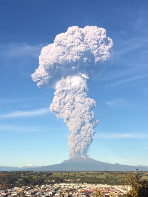 chupamelo-y-disfrutalo:  cosa-rara-yo:  migeo:  Eruption of Calbuco volcano, southern ChileHappened today, minutes ago, totally unexpected. Taken from the city of Puerto Varas, Chile.More info and images (in spanish)Photos: Raúl Palma (@raulpalma) 