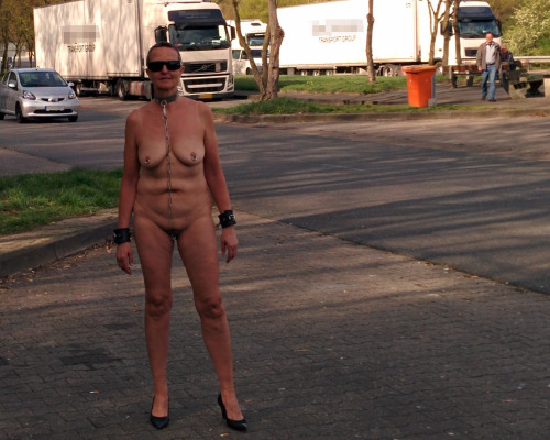 herr-arnold:  The slave was shown naked in the public on a german autobahn parking lotDie Sklavin wurde vollkommen nackt auf einem Autobahn-Parkplatz öffentlich zur Schau gestellt.