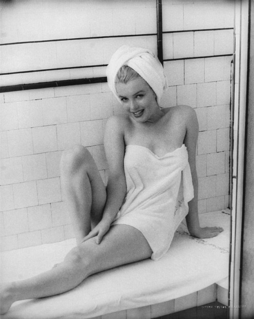 Marilyn Monroe taking a hot bath at the Bel Air Hotel in 1953. Photos by Andre de Dienes.