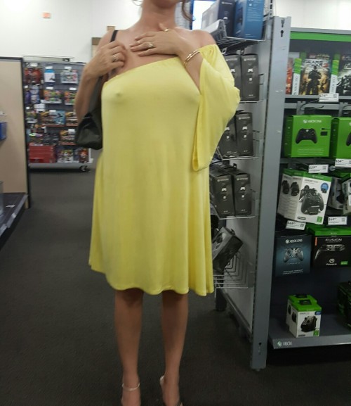 love-public-naughtiness: soccer-mom-marie: @sassyass2525 A little lunchtime shopping on this beautif