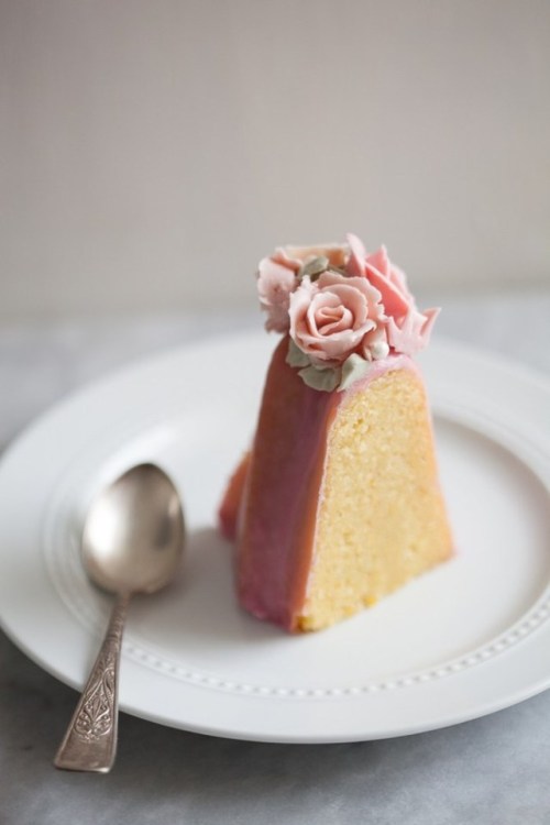 sweetoothgirl:Almond Cake with Buttercream Roses