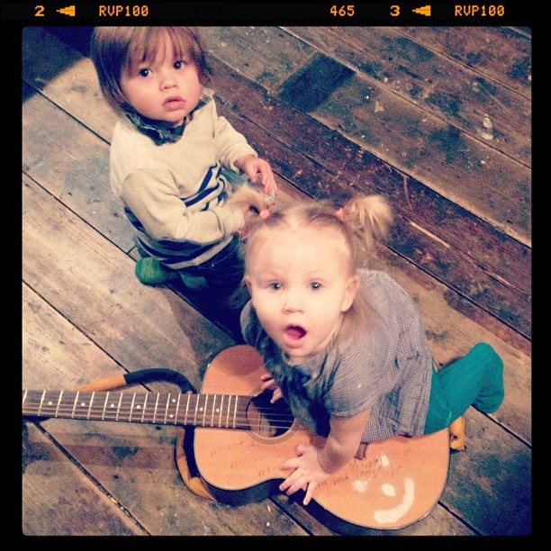 payne-in-da-ass:  idmarryyou: Aww it’s the same guitar (x)  don’t touch me