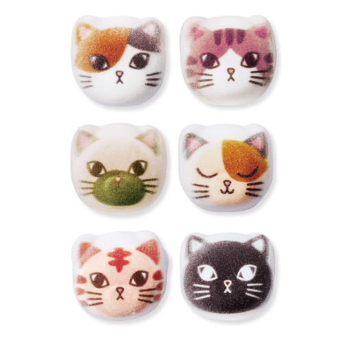 Felissimo‘s DIY Japanese monaka (red bean wafer sandwich) kit comes with adorable cat marshmallows!