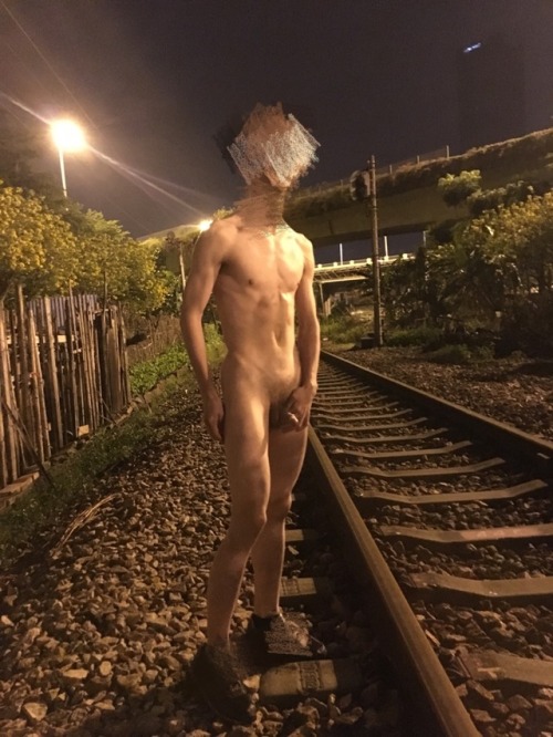 acosta-cain: azir-exposed: 约19岁的小鲜肉出来裸在铁路这一段我最喜欢 我又想玩
