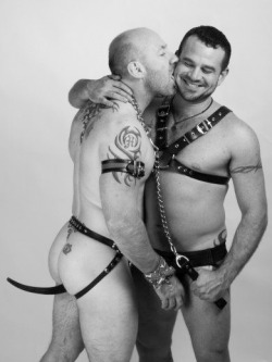 Mastersfido:  Otterslave:  I Love This Pic. It Makes Me Wanna Be With My Owner. #Puppyplay