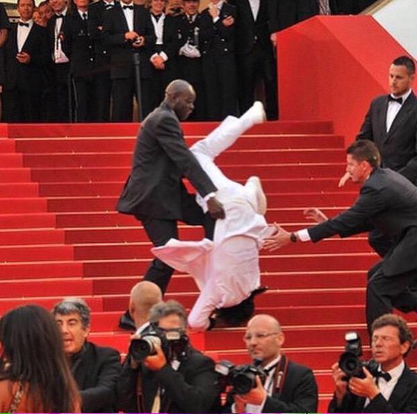 h0odrich:  yoncevevo:  marc-stegen:  Jason Derulo falling at the Met Gala 2015. 