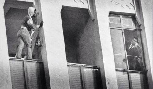  Muhammad Ali helps talk a suicidal man off the ninth floor of a high-rise structure in Los Angeles, 1981. 