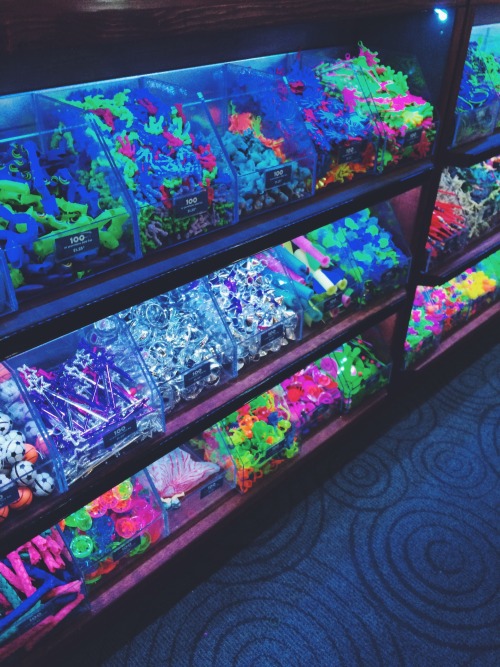 alltimelydia:  i love prize booths at arcades bc of all the colors {3/24/16}