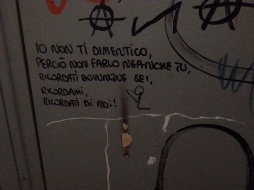 ilblogdiunaragazzasquilibrata:  mirthasei:  Intanto nei bagni della mia scuola..    √  