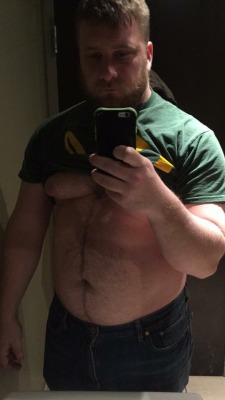 redhotrodhut:  spartacubs:  Belly pic on the new phone!  Holy shit, I can’t believe this didn’t burn a hole straight through the screen.