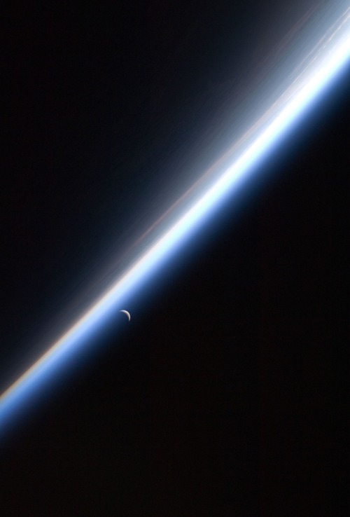 wonders-of-the-cosmos: Crescent Moon and Earth’s Atmosphere Seen by International Space StationCredi