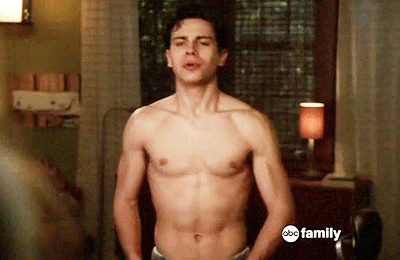 famousmeat:  Jake T. Austin works out shirtless in The Fosters finale 