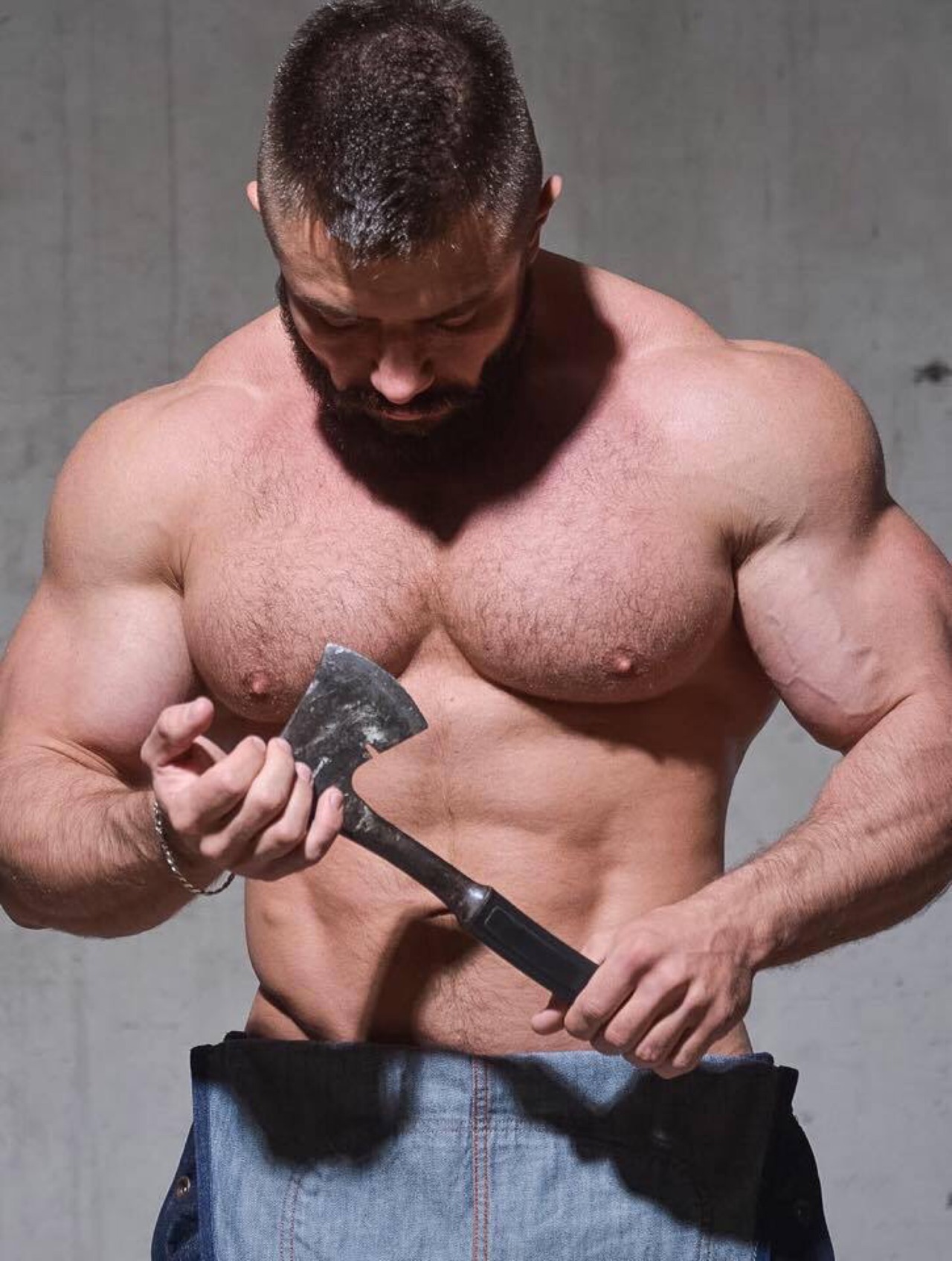 pecsaretodiefor:  Leo Bartenev, how hot is he! He is getting hotter and hotter and
