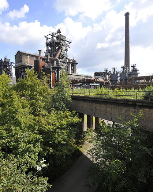 the-past-is-too-small:Parque Duisburg Nord, para la IBA de  Emscher Park.1991, Peter y Annaliese Lat