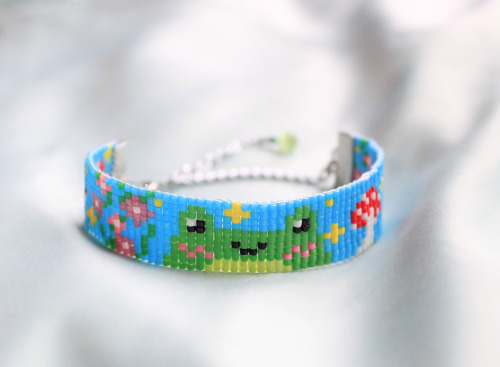 I promise I’ll stop posting after this! The absolute unit of a frog as a bracelet! It has a green ti