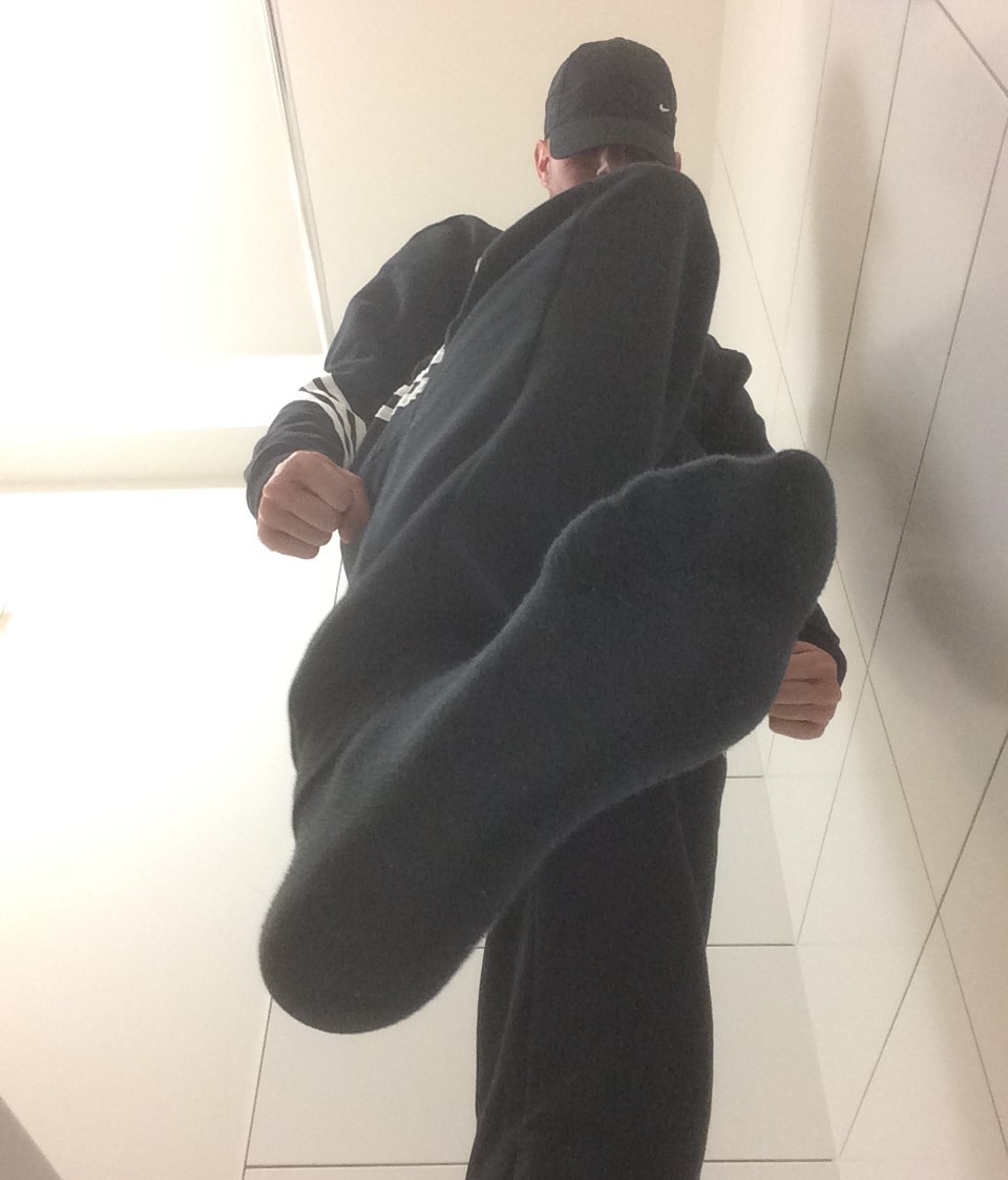 . . Arabianfeetslut . . Pute accro aux PIEDS de REBEUX DOMINANTS
