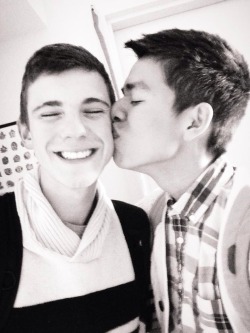 fuckyeahgaycouples:  Guy on the right - http://jesustake-thewheel.tumblr.com/