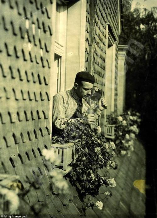 varietas:Marianne Breslauer: Paul Citroen mit Spiegel und Glas, 1928