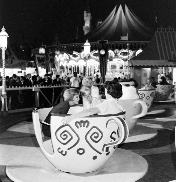waltwasgenius:  PROM NIGHT AT DISNEYLAND 196154 years ago Disneyland opened its doors