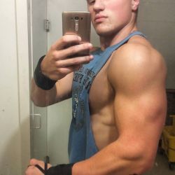 bdsmfratsmuscles:  so fucking hot! a hot Master teasing by flexing his muscles in that hot muscle shirt… would love to be at his service now.  