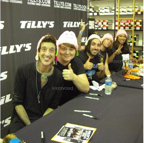 of-miceandhorizons:  CAN WE ALL PLEASE JUST TAKE A MOMENT TO WITNESS ALL MEMBERS