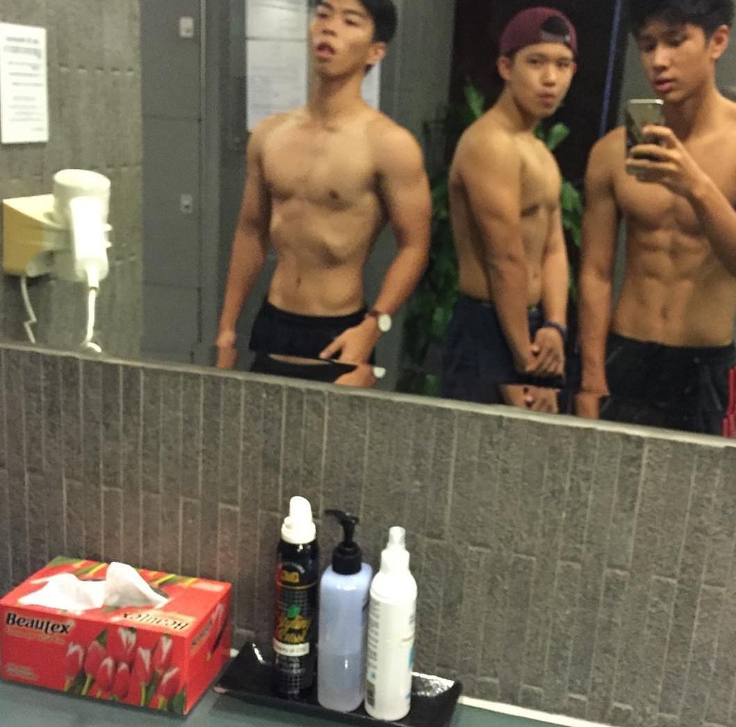 sgjcbois:  sgjcxxxxxxx:  Those abs 😍 I wanna lick those abs  anyone with his nudes