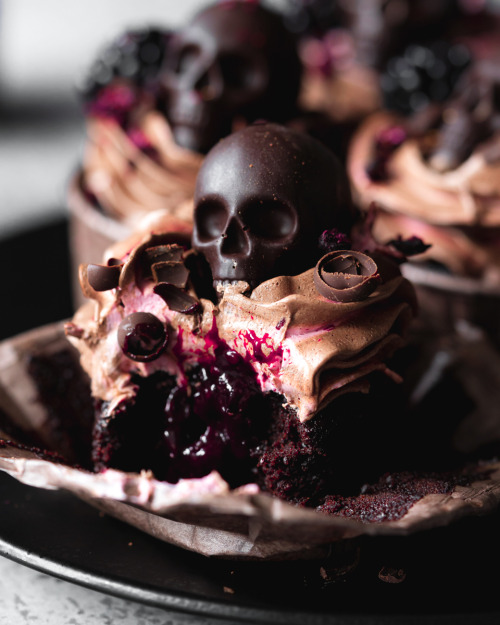 ransnacked: vegan blackberry chocolate cupcakes | addicted to dates