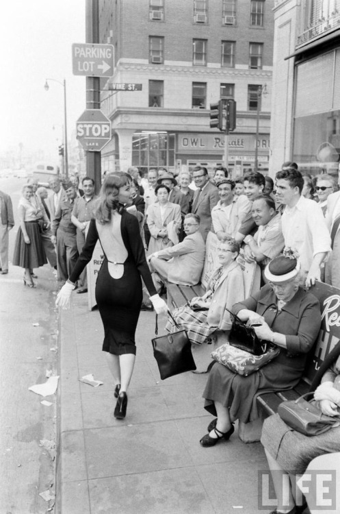 kundstphoto:  The Real Jessica Rabbit - Vikki ‘The Back’ Dougan was an actress in the 50’s who made her name by wearing, unheard of, super sexy backless dresses. She was the actual inspiration for Jessica Rabbit in ‘Who Framed Roger Rabbit?’