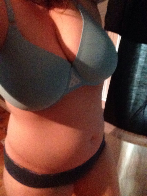 defiantsubmissive:  kingsofcurves:  killerkurves:  defiantsubmissive:  It’s been awhile and I feel adorable. Enjoy ;)   Cute tummy  This absolutely makes my day. Do you know how many months, years even, that I spent taking photos with clever angles,