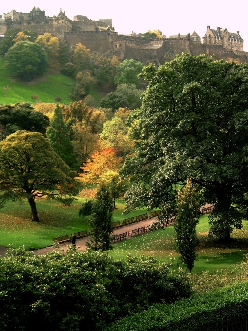 cityhopper2: Autumn in the park, with Castle, Edinburgh, October 2005,  Scotland photography by