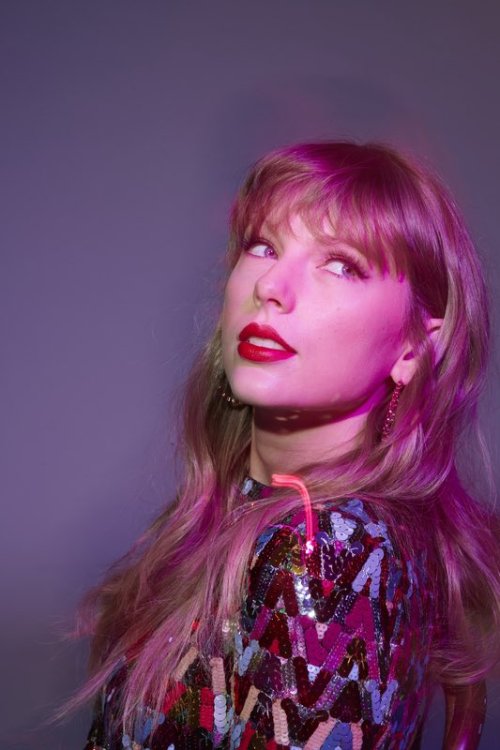 New/old Outtake Photos Of Taylor Swift For SNL